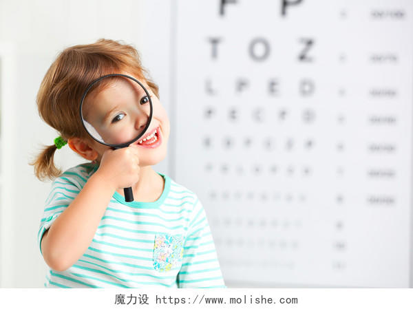 可爱的小女孩拿着放大镜在医院测试视力检查眼科微笑的小女孩